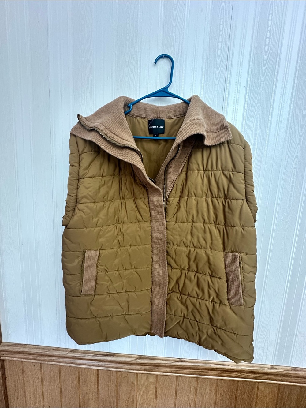 Buckle Quilted Sleeveless Vest in Tan Women’s size Large Excellent condition